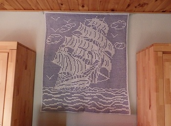 Da segelt es... Es gefällt mir aber noch nicht so ganz, deshalb bekommt es als nächstes noch einen Rahmen.
1,05 x 1,25 m mit Twister Häkelgarn 100 (580/100) und Nadelstärke 2.
