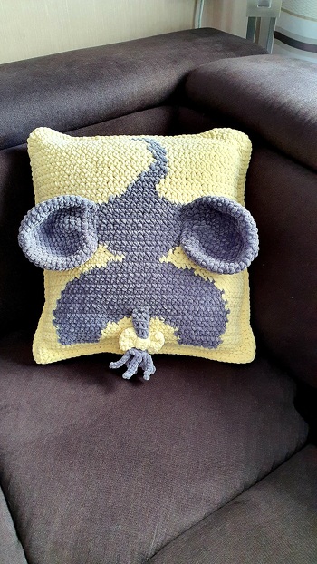 Das Kissen wird allseits gelobt. Ist bestimmt nicht das letzte dieser Art, welches ich häkeln werde. Vor allem mit dieser tollen Chenille-Wolle.