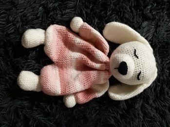 Leider hat das Rosa Garn nicht gereicht und weiß war auch aufgebraucht. Ich hatte glücklicherweise noch etwas weißes Garn nach dem Häkeln von dem Teddy Pelle übrig. Damit konnte ich den Arm fertig häkeln.