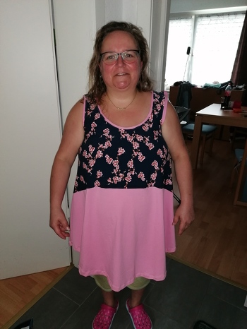 Mein erstes selbstgenähte oberteile. Es war ein top es war sehr einfach zu nähen.