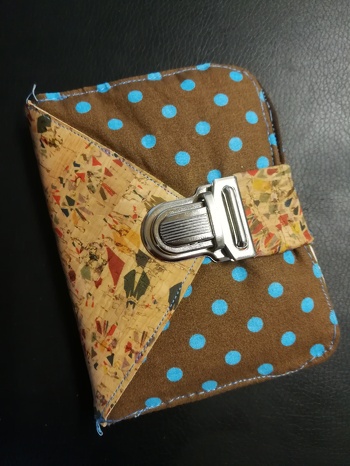 War verständlich geschrieben. Ne Kleinigkeit hab ich anders gemacht, nämlich das Reißverschluss fach oben festgenäht damit die Münzen nicht rausfallen können