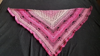 Katzenpfötchen-Tuch für Mädchen ab 5
Wolle: Glitzer-Cake von Action