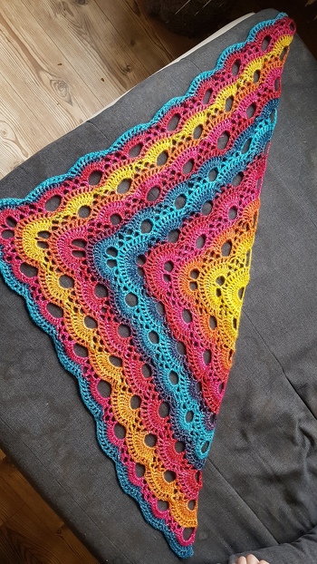 Virustuch für Kind (ab ca. 5 Jahre)
Wolle: Glitzer-Cake Action