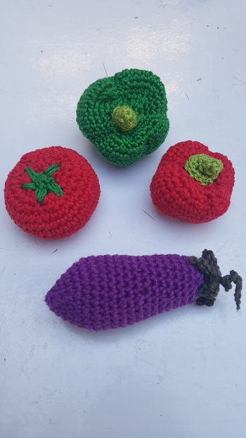 Tomate, grüne und rote Paprika, Aubergine
Wolle: Catania Schachenmayr