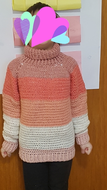 Raglan von oben, Pulli (ab ca 5 Jahre), ohne Anleitung
Wolle: Glitzer-Cake Action