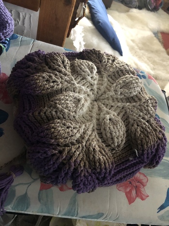 Meine erste Blättertasche.
Nicht so einfach, aber es hat sich gelohnt.