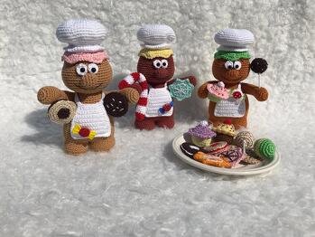 Weihnachten rückt ja immer näher und diese drei süssen Backfeen sind schon fleissig!
Eine tolle Anleitung von Rimajas die schon beim Häkeln Freude macht. Vor allem bei den Keksen kann man nicht aufhören ...,