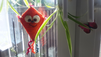 Sehr gute Anleitung. Etwas abgeändert und mit Acrylwolle, erstmal Probe gehäkelt. Der nächste wird mit Baumwollgarn gehäkelt. Danke für die schöne Anleitung.