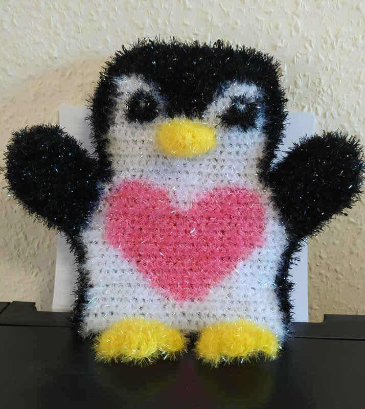 Wasch- Handschuh Pinguin mit Herz, gehäkelt von Dadade