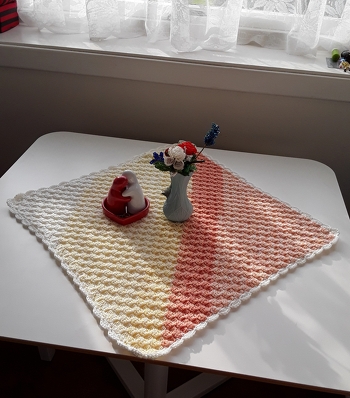 C2C-Haekeltechnik probiert, und no h Bobbelreste verhaekelt. Diese kleine Mitteldecke ist entstanden. Hatte 2 verschiedene Bobbel, aber farblich passen sie gut, finde ich. Hier ist sie