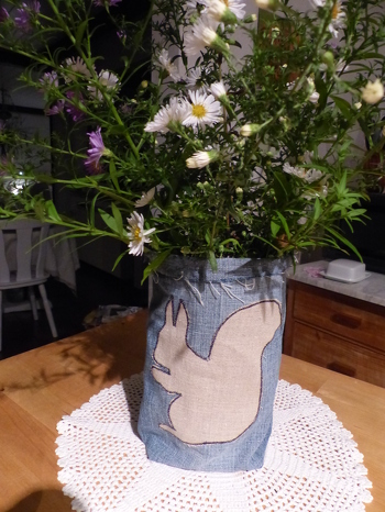 Herbstsäcken mit Eichhörnchen-Motiv. Genäht aus alten Kleidungsstücken