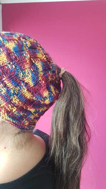 Mütze für Pferdeschwanz nach einer Anleitung von Wool Affair. Gut nachzuarbeiten, schönes Ergebnis