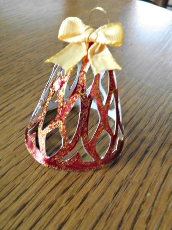 Ich bin total begeistert von dieser schönen Glocke.Werde aber beim nächsten Mal beidseitig gefärbtes apier verwenden wie empfohlen.