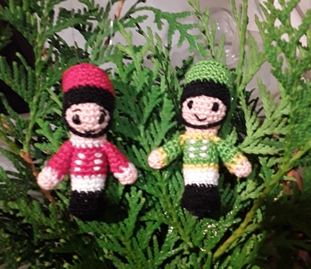 Hat alles super geklappt, die Anleitung ist sehr gut geschrieben. Es hat echt Spaß gemacht die Nussknacker zu häkeln