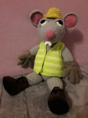 Das ist mein Mäuschen , mit Arbeitshandschuhen, Helm und Arbeitsschuhen und Warnweste.
Sie war ein Geschenk für meinen Sohn zum Geburtstag. Er ist LKW-Fahrer und sein LKW heißt
Graue Maus :-)