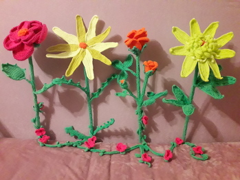 Meine Blumen sind 60cm hoch und die Blüten sind ca.15cm im Durchmesser. Sie waren Deko für unser Polotreffen in Hamburg.
Alle ohne Anleitung gehäkelt.