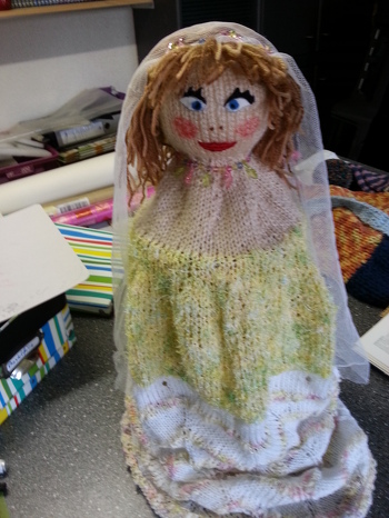 Diese Braut war eine von sechs Pollerbezügen für den Markt von Schöningen, leider wurde die Arbeit von
den Strickfrauen von den Schöninger Jugendlichen nicht geachtet. Nach 14 Tagen war von den Arbeiten nichts mehr zu sehen, zerstört oder geklaut. Wir haben uns ganz schön geärgert, da auch die Polizei kein Interesse an unseren Bemühungen hatte. :-(