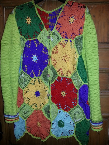 Diese Jacke habe ich für eine Freundin gemacht, dafür hab ich 22 Blumen gehäkelt. Leider hab ich die Arbeit nicht schriftlich dokumentiert