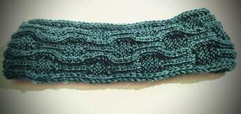 Nach der Strickschrift gearbeitet und schnell ein schönes Stirnband  hergestellt. Hat mir Spaß gemacht 😊