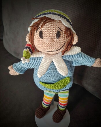 Pepe der kleine Kasper ist eine süsse Handpuppe mit der Kinder viel Spass haben können.
Die Anleitung ist wie immer super geschrieben und erklärt.