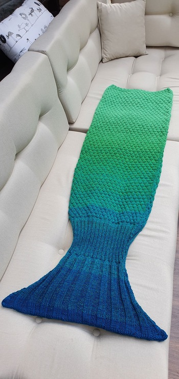 Leider hatte ich keine Anleitung, bei der alles gepasst hätte, also war Kreativität angesagt, aber nun passt vom Farbverlaufsgarn von Hobbit bis zum Schuppenmuster alles.