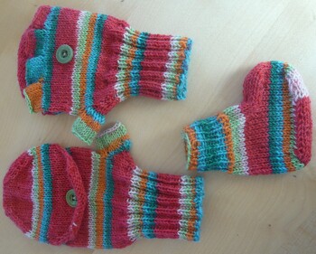 Das stricken hat viel Spass gemacht und Lena war begeistert von den Handschuhen.
Die Finger musste ich dreimal machen bis es Klick gemacht hat.
Lag aber an mir nicht an der Beschreibung, die liest sich jetzt ganz logisch für mich.
War Restwolle, deshalb wollte ich auch noch den kleinen Rest verstricken.
Eine Socke für den Adventskalender wurde es noch.