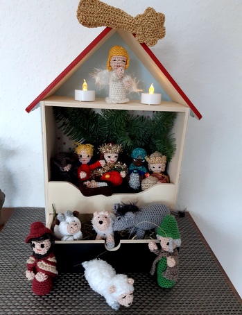 Im Sommer gefertigt, jetzt dekoriert. Es hat viel Spaß die Figuren zu häkeln