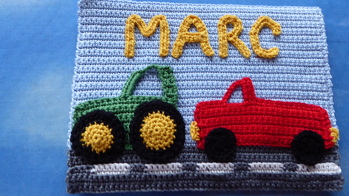 Die Anleitung der Namensschilder stammt von SomethinksDesign, die Buchstaben habe ich bei AngiesHook gefunden. Jetzt bin ich gespannt, wie die beiden Schilder ankommen, vorerst wohl eher bei den Eltern (die Jungs sind 2,8 Jahre und viereinhalb Monate alt.)