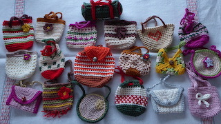 Elke Eder hat diese tolle Anleitung entworfen, ich habe sie kopiert und ergänzt… Es sind erst 19 Täschchen, so dass der Adventskalender dieses Jahr erst am 6. Dezember beginnt.