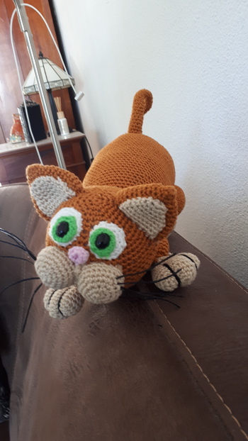 Een pluizige kat, met katoen. Alsof ze elk moment in je nek kan springen 😆