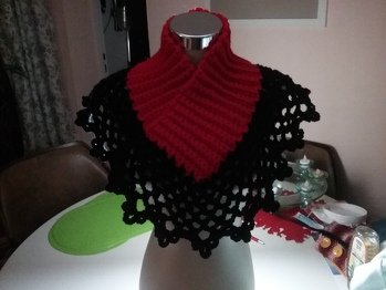 Der Schalkragen hat sich supergut und schnell arbeiten lassen, hab noch einen zweiten gehäkelt. Danke Petra Perle.
