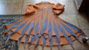 eine Manteljacke , leider war sie mir zu eng , aber hat sofort einen Abnehmer gefunden   😁