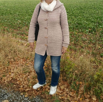 Jetzt ist meine tolle Jacke fertig. Ich habe etwas mehr als 8 Knäuel Gründl Shetland für Größe 40 verbraucht. Gehäkelt mit NS 7+5. Die Anleitung ist super umzusetzen und ich liebe die Jacke. Danke liebe Katja für die tolle Anleitung.