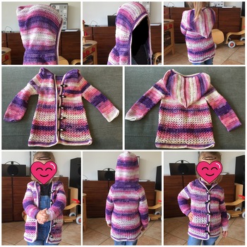 Die Anleitung ist so super! Habe mich lange nicht an Kleidung rangetraut, jetzt aber diese Jacke unbedingt haben wollen. Und erstens ging sie wirklich schnell und sie sieht so toll aus.
Aus meiner Lieblingswolle (Bombay) hat meine kleine schon ihre Babydecke bekommen. Jetzt auch noch so eine tolle Jacke. Sie ist genauso verliebt wie ich und will sie gar nicht mehr ausziehen.
Jetzt bekommt die Große eine in 152/158. Wird wohl ein bissi länger dauern ;-)
Danke für diese tolle Anleitung!