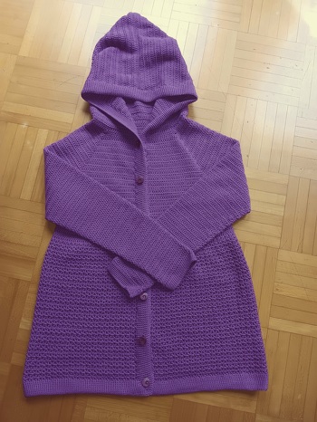 Ich habe die Jacke mit Twister Solid von Hobbi gehäkelt, Nadelstärke 3,0.
Die Anleitung lässt sich problemlos auf ein anderes Garn umrechnen.
Das war bestimmt nicht die letzte Mathilda!