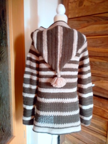 Die Anleitung ist wirklich herrlich einfach. Wenn der Anfang gemacht ist, läuft der Rest wie von alleine... und man kann kreativ Muster und kleine Details dazu kreieren. Ich bin total begeistert!