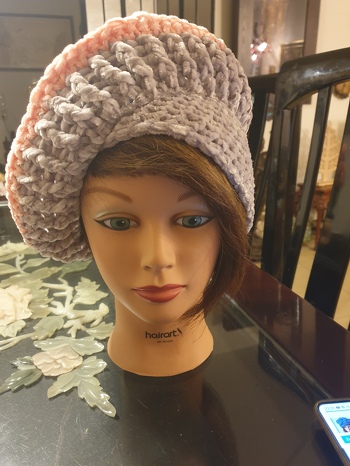 Damenhut Design und Anleitung Petra Perle. Wieder ein witziges Modell und wie immer gut in der Beschreibung und Bebilderung, das macht es so leicht nachzuholen.