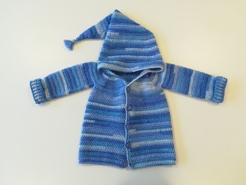 Neues Jahr - Neue Werke 😉🎉
Dieses Babyjäckchen hatte ich im letzten
Jahr zu Weihnachten anfertigen dürfen 😘.
Ich hab es in NS 4,5 gehäkelt,
es hat die Gr. 86-92.
Hat mir sehr viel Spaß gemacht 🤗.
Die sehr gut geschriebene Anleitung ist von
