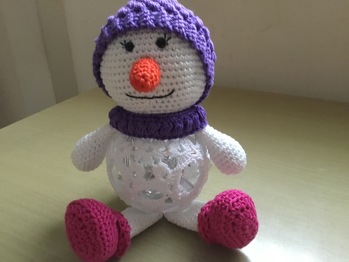 Anleitung leicht verständlich und im Dunkel leuchtet die Lampe ganz toll....das Nacharbeiten hat viel Spaß gemacht👍