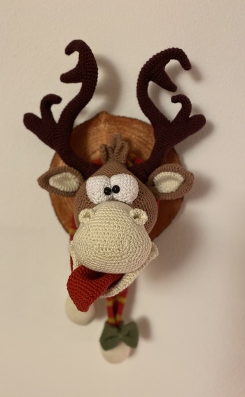 Ich hab für den Hirschi noch ne Zunge gehäkelt. Jetzt sieht er schön frech aus.