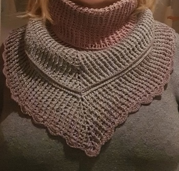 Fanaty  von Yvonne Böhm,
ein toller Schalkragen, einfach zu arbeiten wenn man Reliefstäbchen mag!