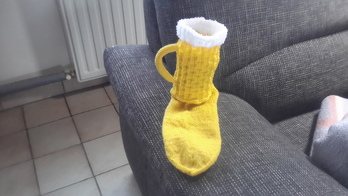 Bierkrugsocken auf Wunsch eines lieben Nachbarn. Eigener Entwurf mit Sockenmuster Erika aus dem Netz. Hoffe sie passen auch.
