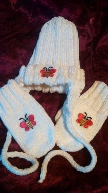 Child's  hat and mitts.
Sewn on decal.
Size 2yrs