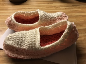 Es war sehr schwer nachzuarbeiten, sie sind  auch nicht so schön geworden. Die Mokassins in der Anleitung sehen dagegen wunderschön aus. Aber ich werde sie anziehen, und vielleicht noch einmal besser machen.