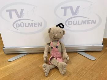 Der kleine Yogi in rosa Hosen für Mama‘s Sportgruppe