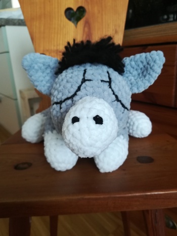 Dieses Eselchen habe ich mit Baby dolphin Wolle vor über einem Jahr für einen lieben kleinen Jungen gehäkelt