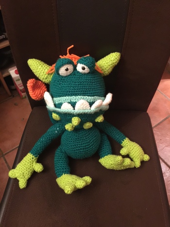 Langsam werden die Amigurumis schwieriger, aber hat alles super hingehauen. Das ist Rüdiger Rüpel, das Monsterchen.