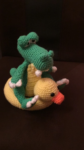 Darf ich vorstellen: das ist Eddy das Krokodil, welches nicht schwimmen kann, daher hat er seinen Schwimmreifen gleich mitgebracht