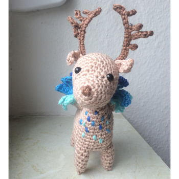 Der kleine Peryton von Airali Design (publiziert in fantastische Häkelfreunde von Meteorbooks) war ein wichtiges Projekt für mich. Airali Design hat ihn so beschrieben, dass der Peryton verirrten Wanderern einen Weg aus dem dunklen Wald weist. Das macht ihn für mich bis heute zu etwas einem ganz besonderen Amigurumi.