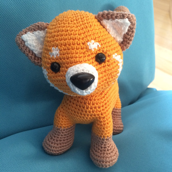 Im Buch Zoomigurumi 6 von Meteorbooks entdeckte ich diese Häkelanleitung und war sofort verliebt. Der Bauch musste etwas dicker werden als im Original, weil ich für meine Nichte eine Spieluhr eingenäht habe. Am Schluss wollte ich ihn dann kaum mehr her geben, aber bei meiner Nichte hat er ein prima Zuhause gefunden.